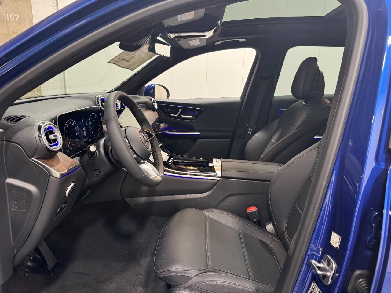 Mercedes-Benz GLC Vehicle Full-screen Gallery Image 27