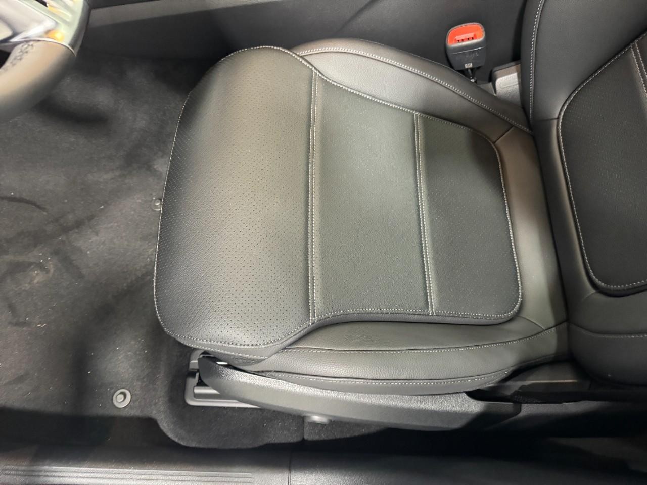 Mercedes-Benz GLC Vehicle Full-screen Gallery Image 28