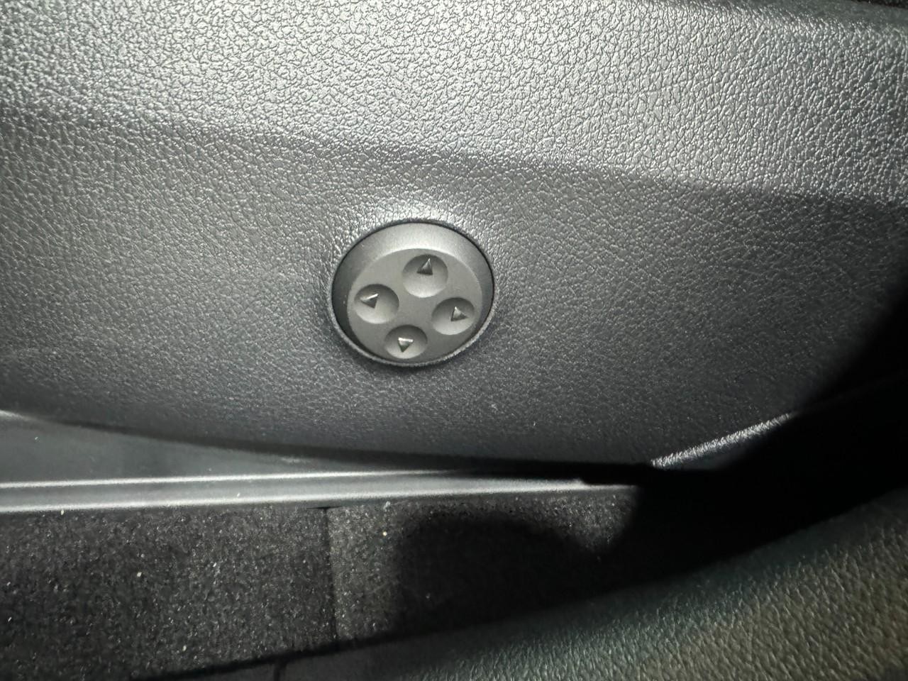 Mercedes-Benz GLC Vehicle Full-screen Gallery Image 29