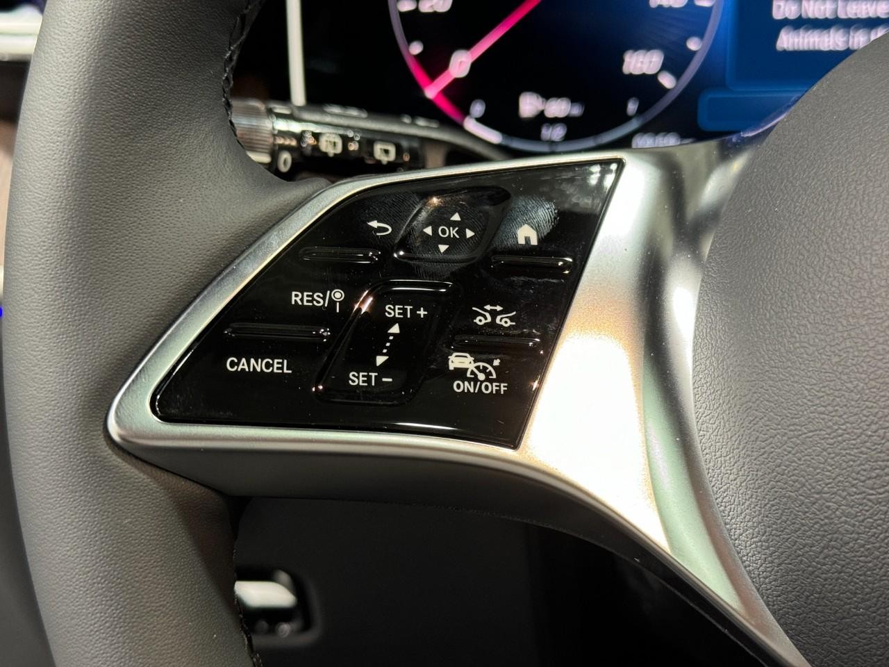 Mercedes-Benz GLC Vehicle Full-screen Gallery Image 31