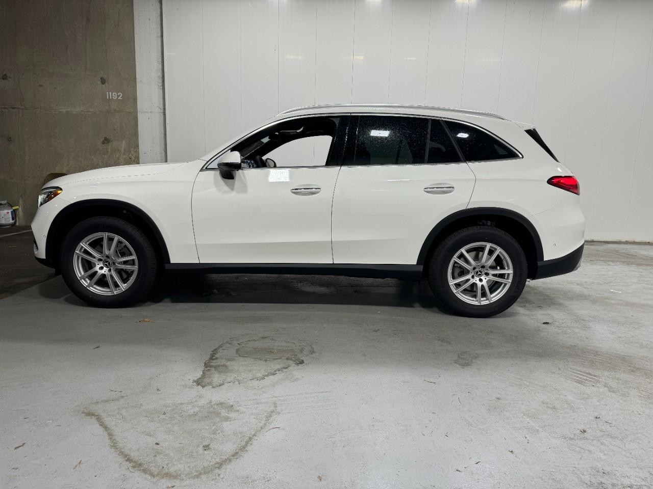 Mercedes-Benz GLC Vehicle Full-screen Gallery Image 2