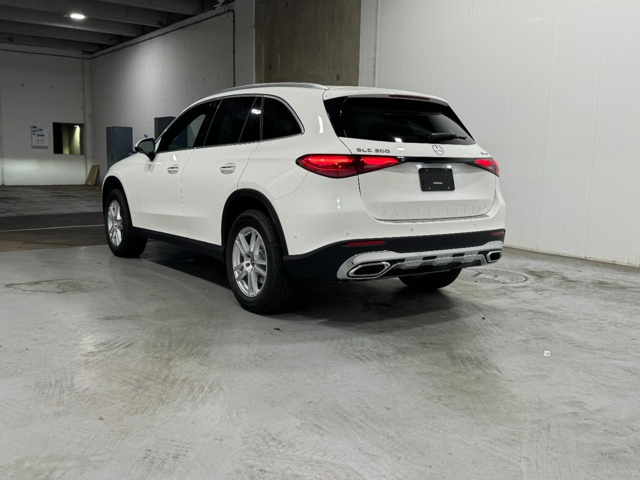 Mercedes-Benz GLC Vehicle Full-screen Gallery Image 3