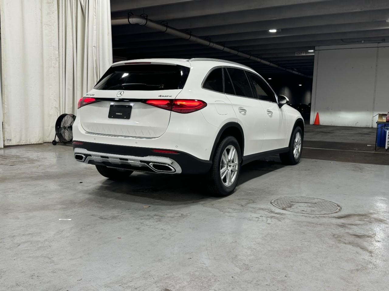Mercedes-Benz GLC Vehicle Full-screen Gallery Image 4