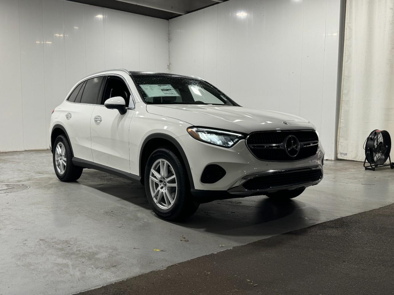 Mercedes-Benz GLC Vehicle Full-screen Gallery Image 6
