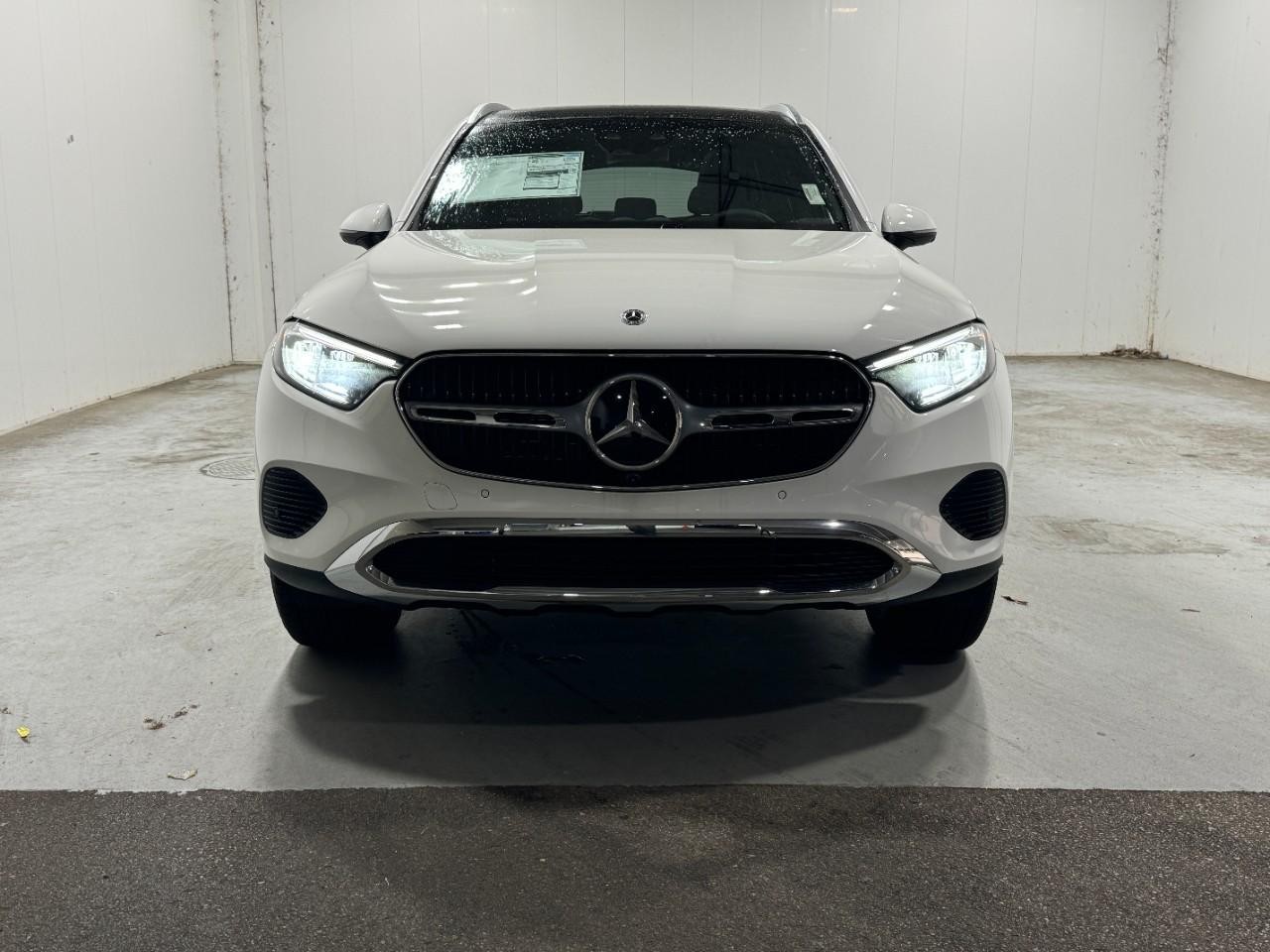 Mercedes-Benz GLC Vehicle Full-screen Gallery Image 7