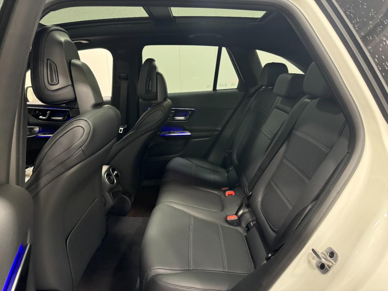 Mercedes-Benz GLC Vehicle Full-screen Gallery Image 8