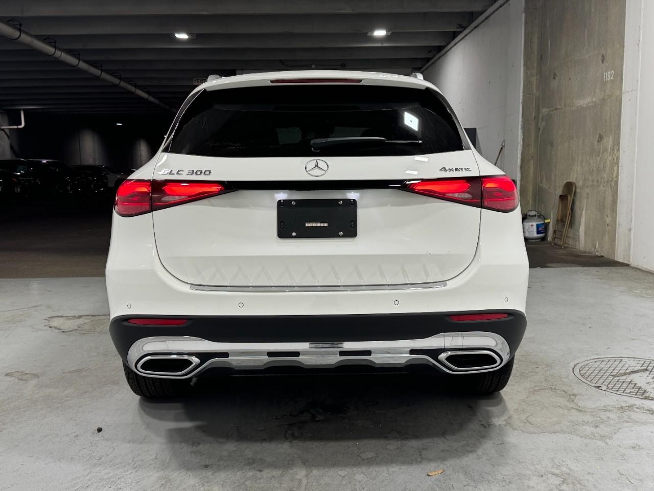 Mercedes-Benz GLC Vehicle Full-screen Gallery Image 9