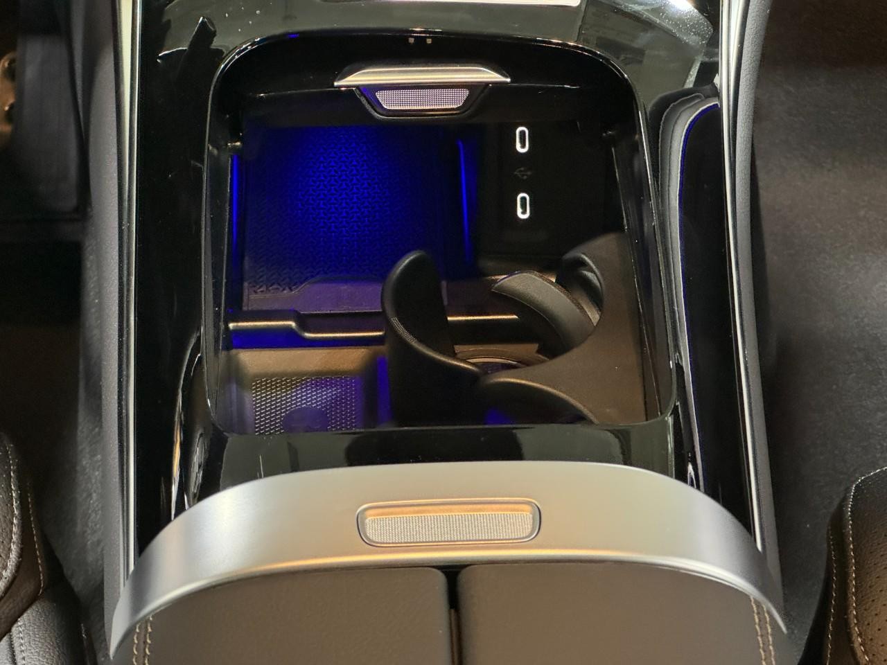 Mercedes-Benz GLC Vehicle Full-screen Gallery Image 15