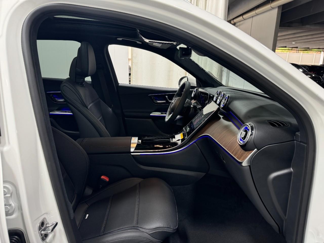 Mercedes-Benz GLC Vehicle Full-screen Gallery Image 17