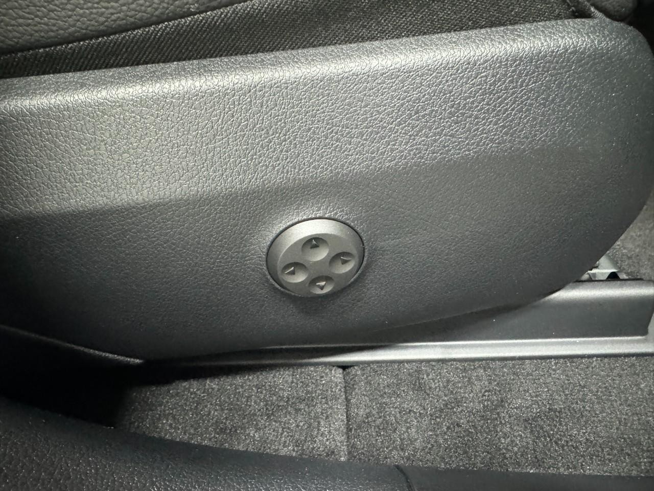 Mercedes-Benz GLC Vehicle Full-screen Gallery Image 19