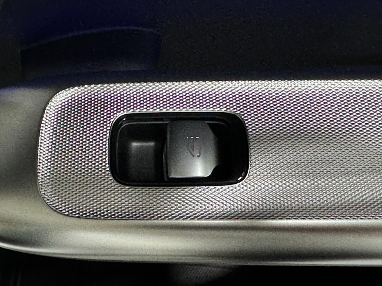 Mercedes-Benz GLC Vehicle Full-screen Gallery Image 22