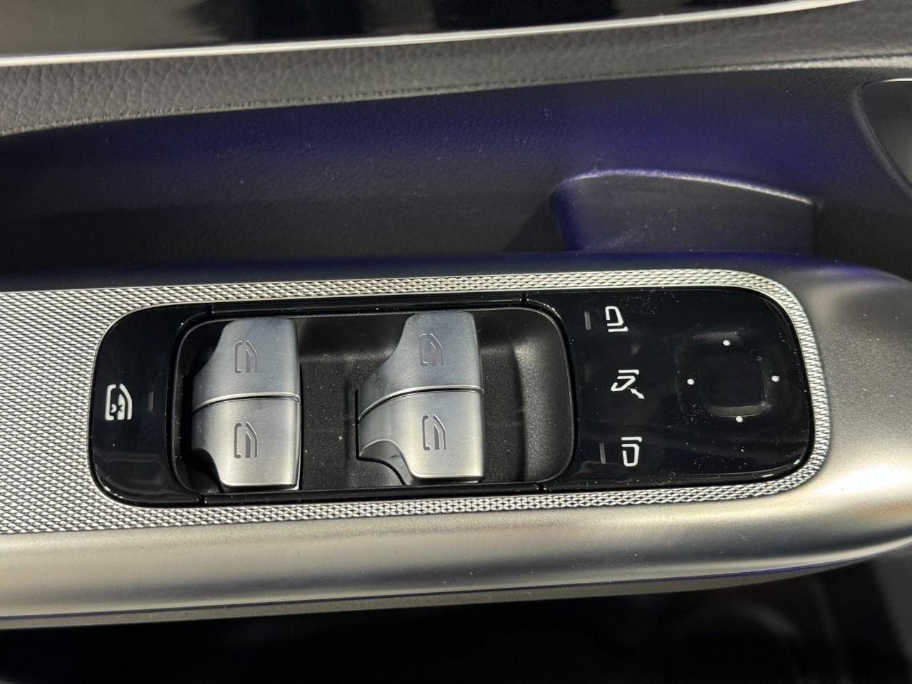 Mercedes-Benz GLC Vehicle Full-screen Gallery Image 25