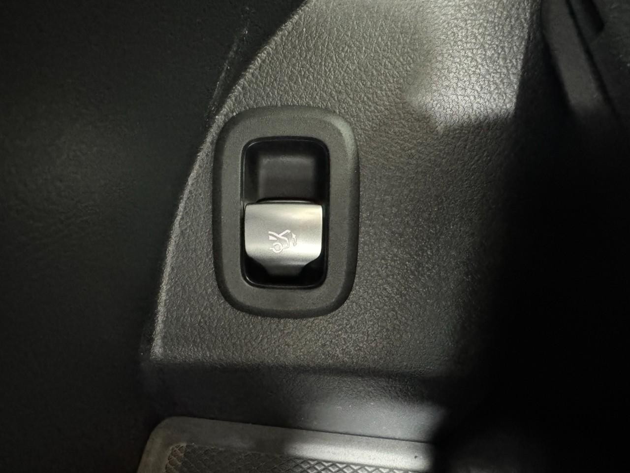 Mercedes-Benz GLC Vehicle Full-screen Gallery Image 27