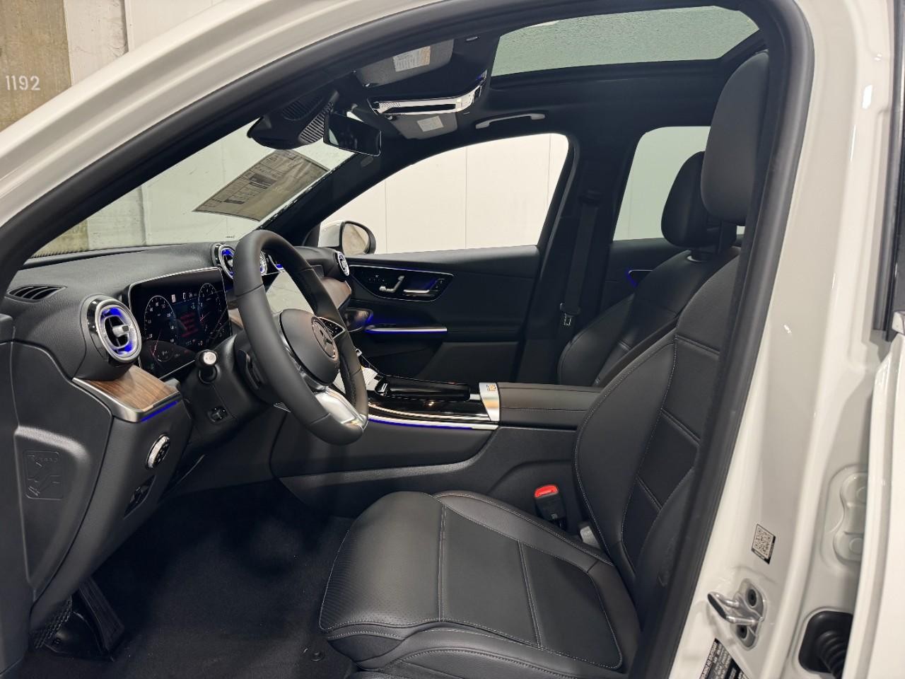 Mercedes-Benz GLC Vehicle Full-screen Gallery Image 28