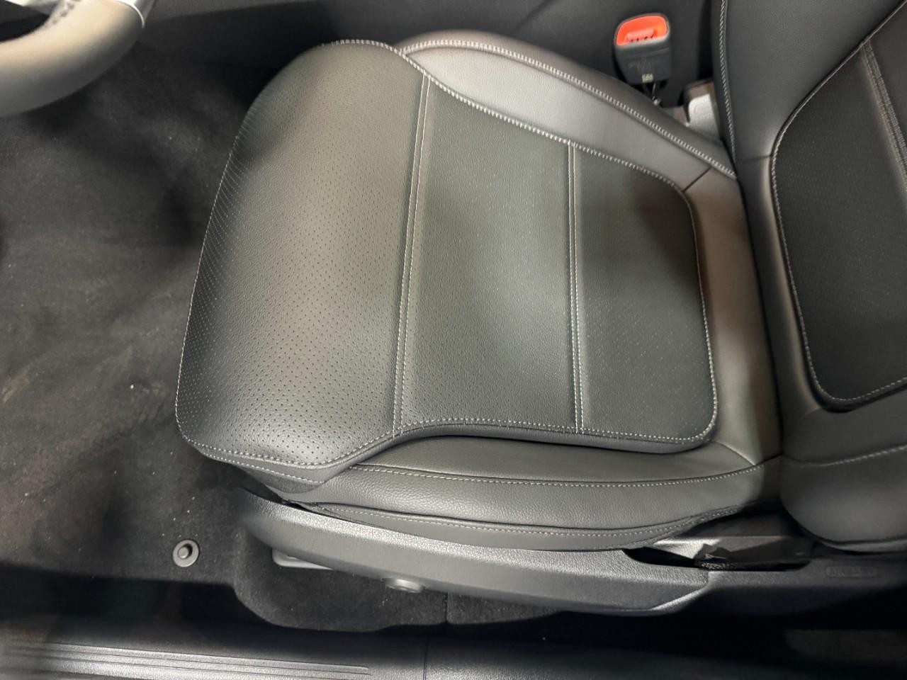 Mercedes-Benz GLC Vehicle Full-screen Gallery Image 29