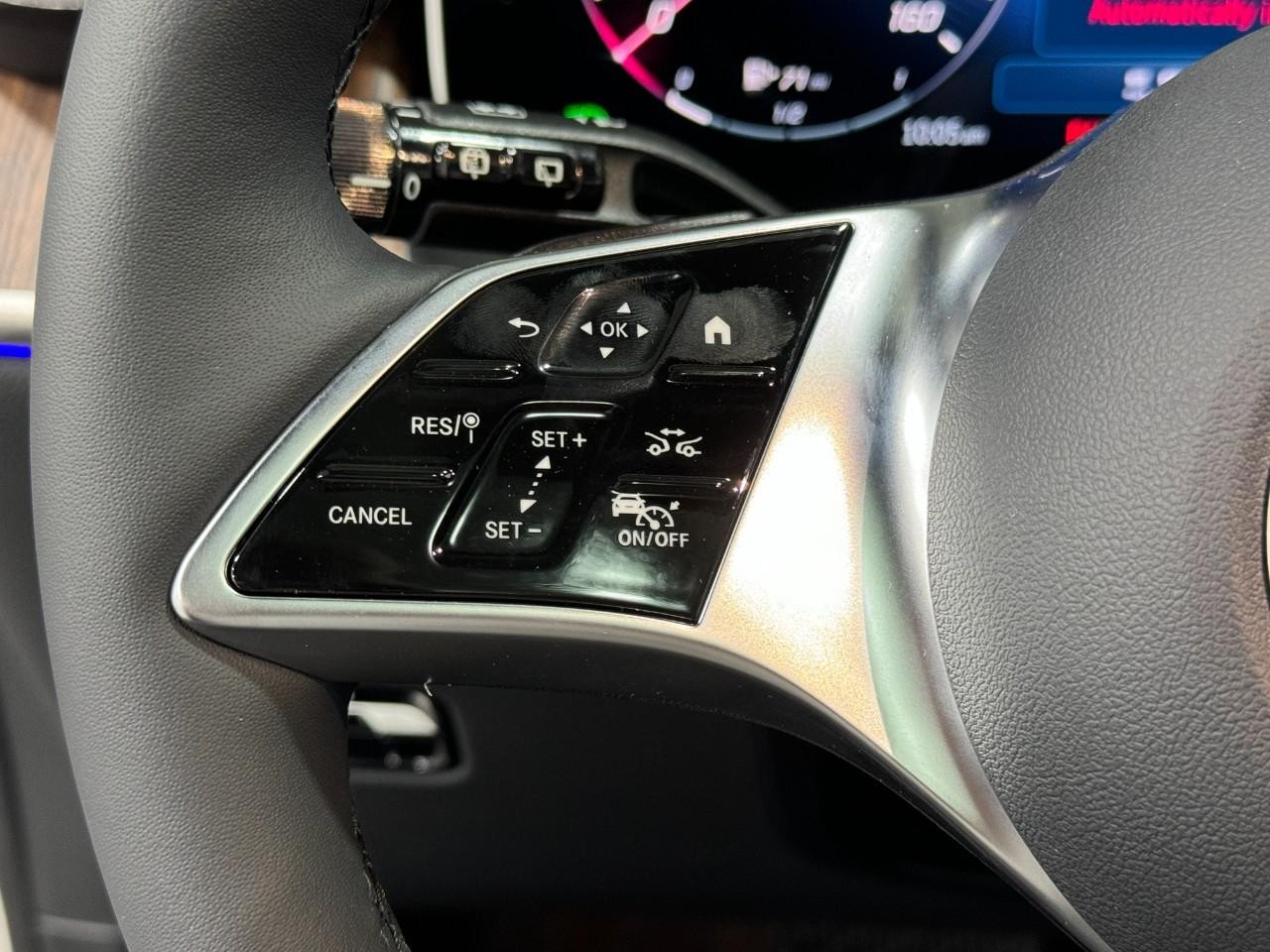 Mercedes-Benz GLC Vehicle Full-screen Gallery Image 32