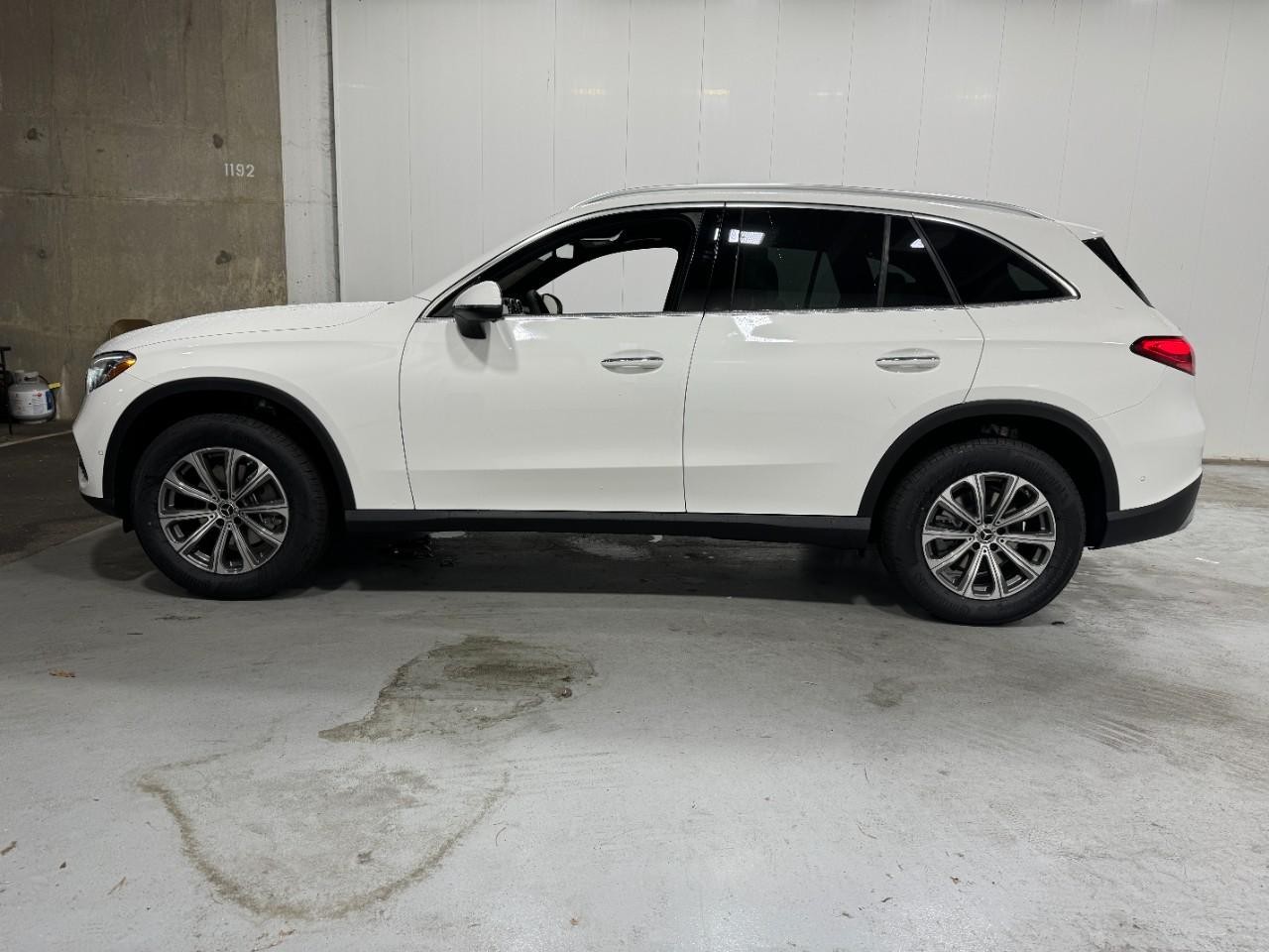 Mercedes-Benz GLC Vehicle Full-screen Gallery Image 2