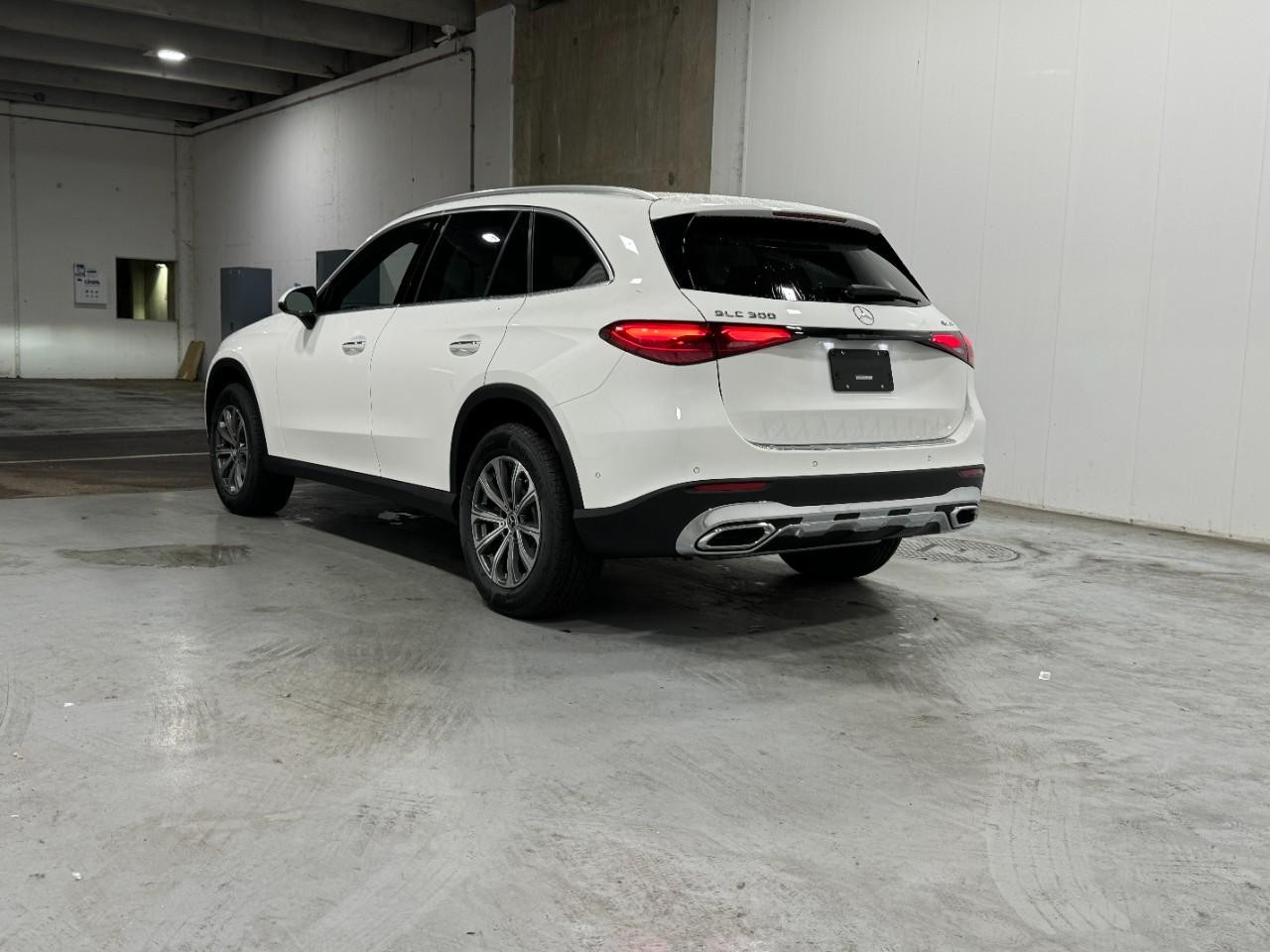 Mercedes-Benz GLC Vehicle Full-screen Gallery Image 3