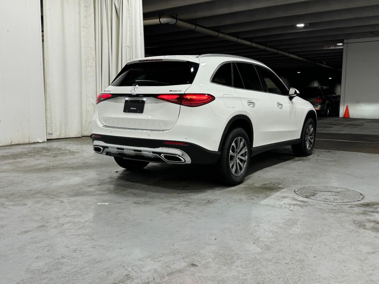Mercedes-Benz GLC Vehicle Full-screen Gallery Image 4