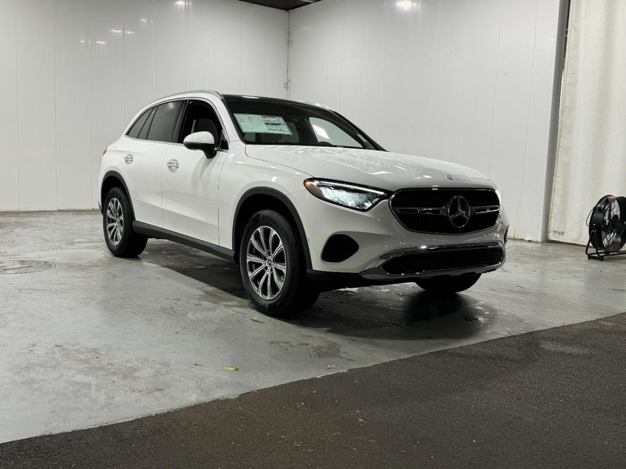 Mercedes-Benz GLC Vehicle Full-screen Gallery Image 6