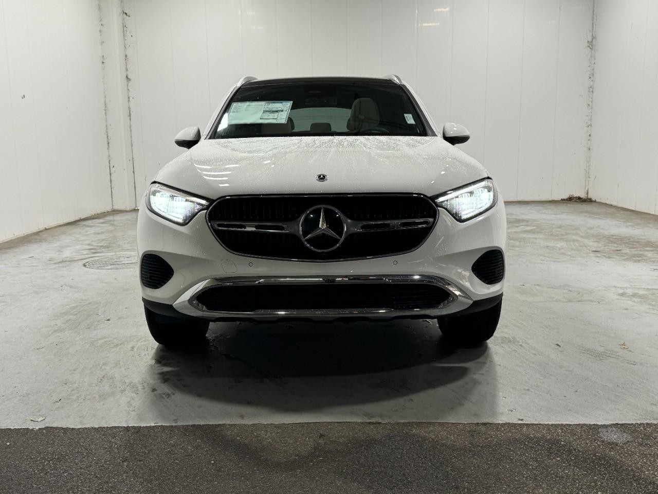 Mercedes-Benz GLC Vehicle Full-screen Gallery Image 7