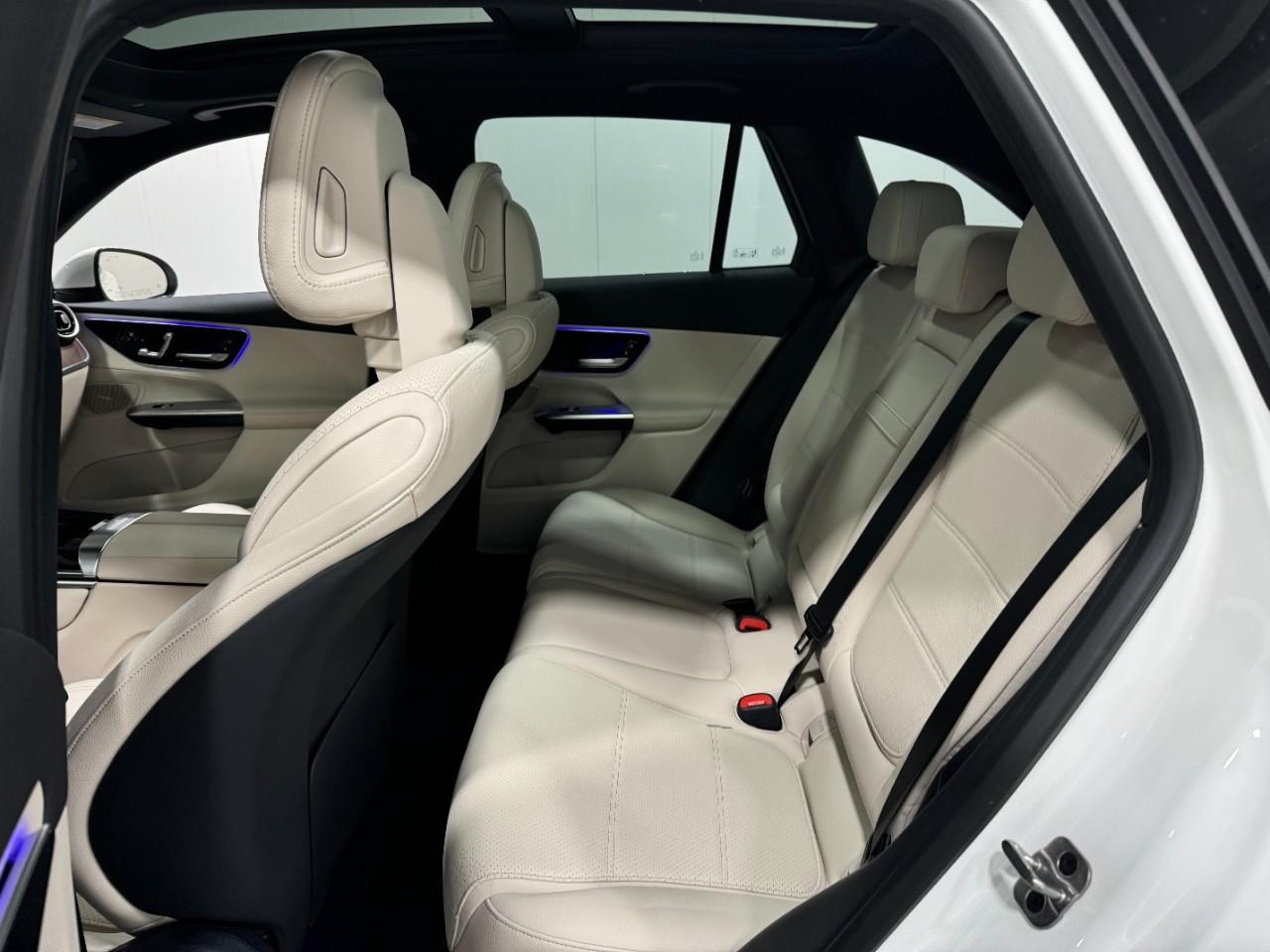 Mercedes-Benz GLC Vehicle Full-screen Gallery Image 8