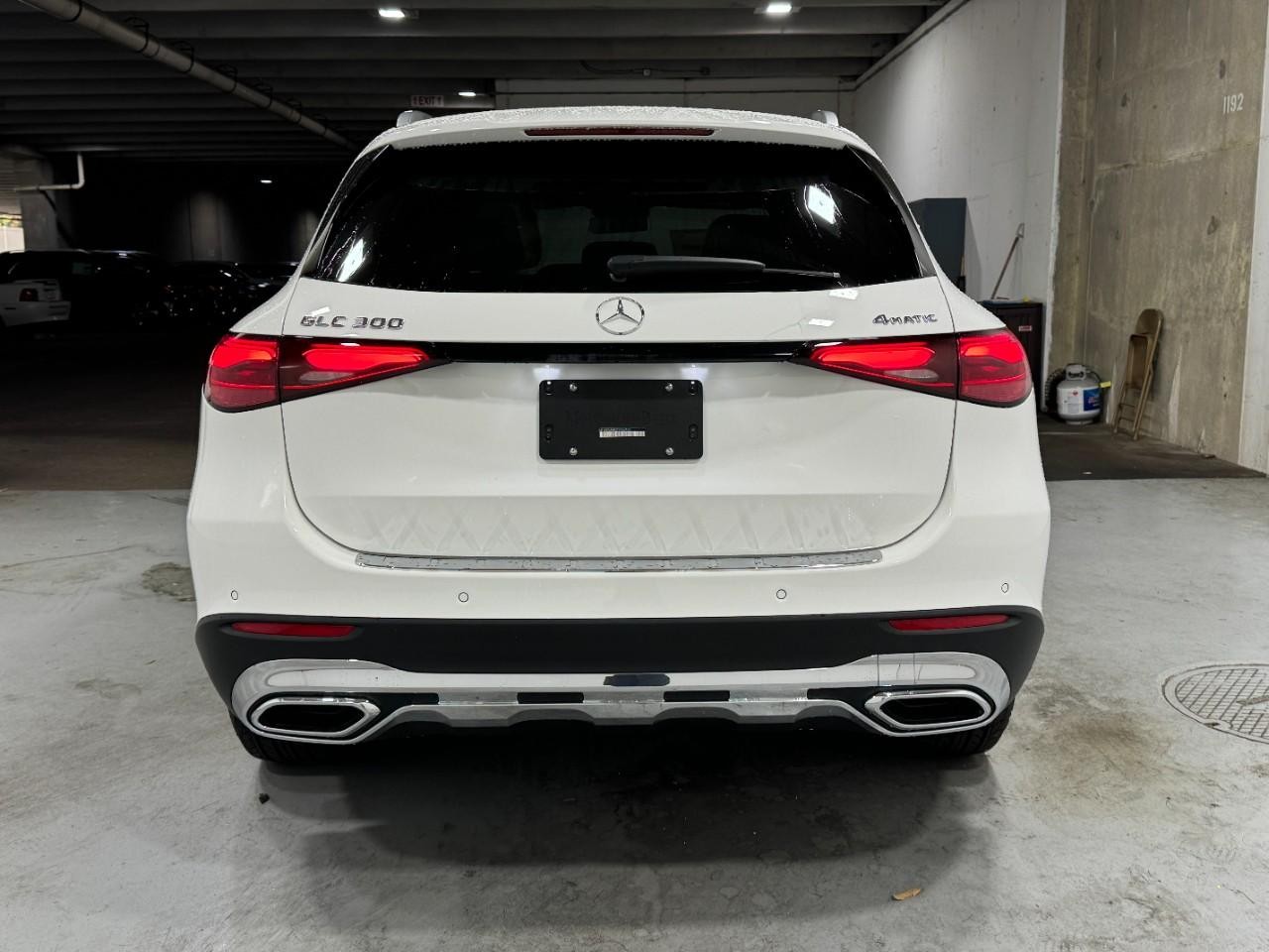 Mercedes-Benz GLC Vehicle Full-screen Gallery Image 9