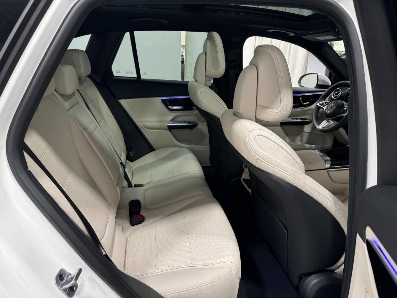 Mercedes-Benz GLC Vehicle Full-screen Gallery Image 10