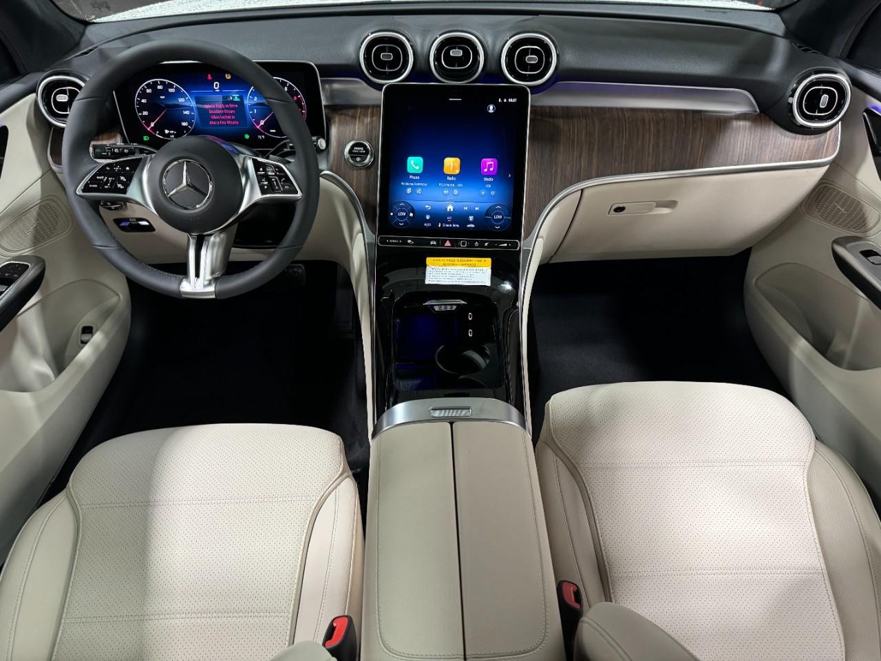 Mercedes-Benz GLC Vehicle Full-screen Gallery Image 12