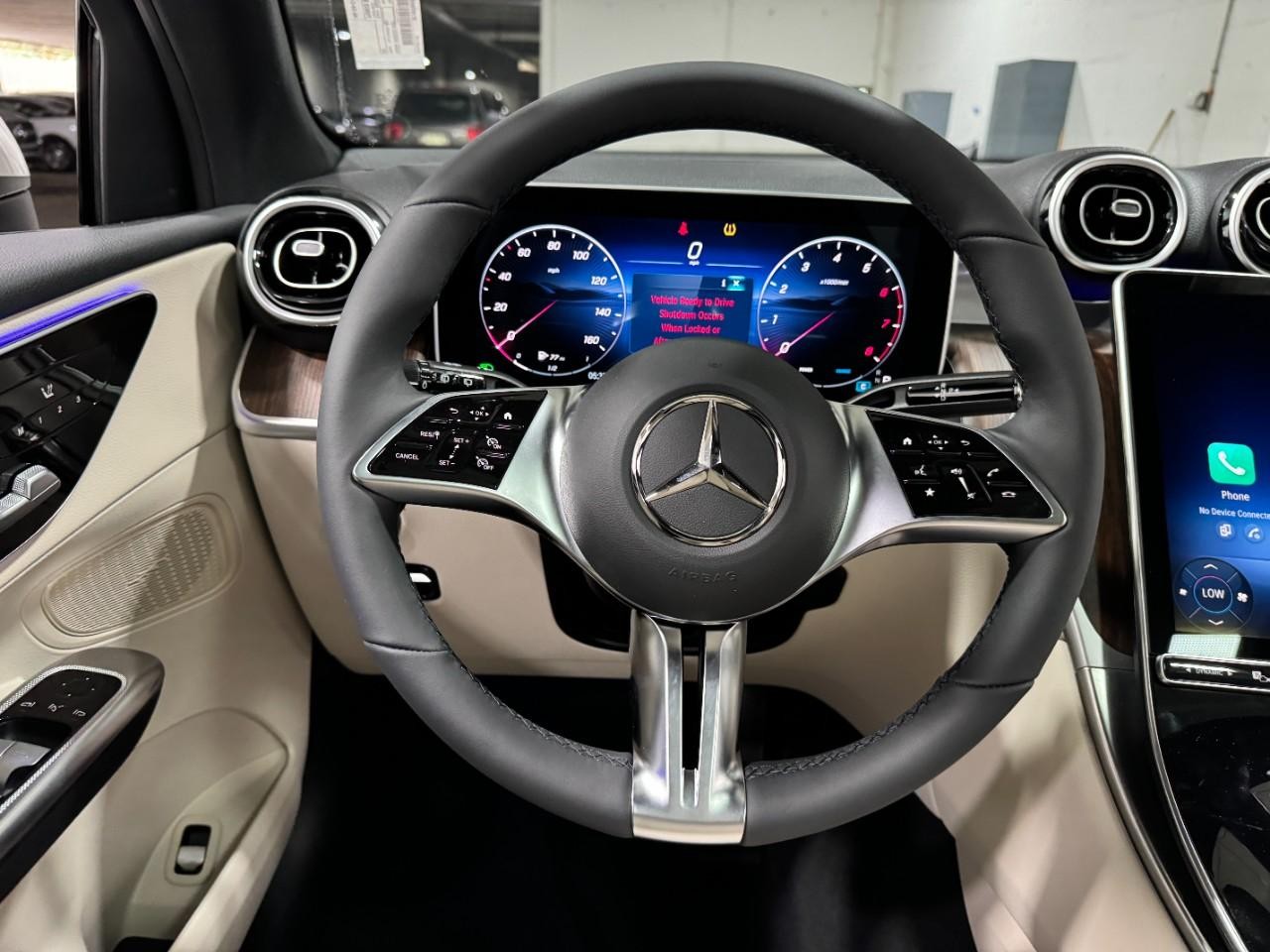 Mercedes-Benz GLC Vehicle Full-screen Gallery Image 13