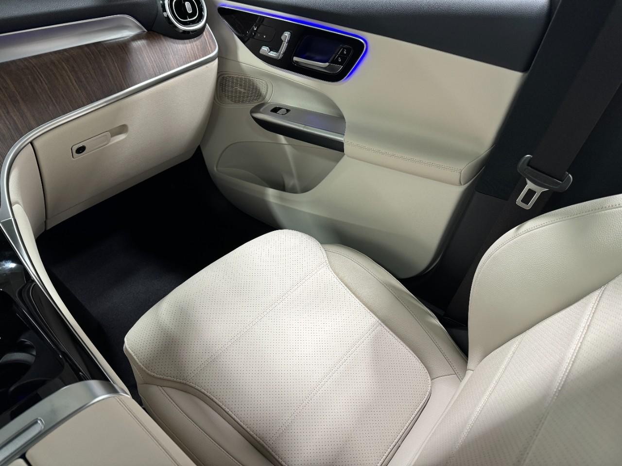 Mercedes-Benz GLC Vehicle Full-screen Gallery Image 16