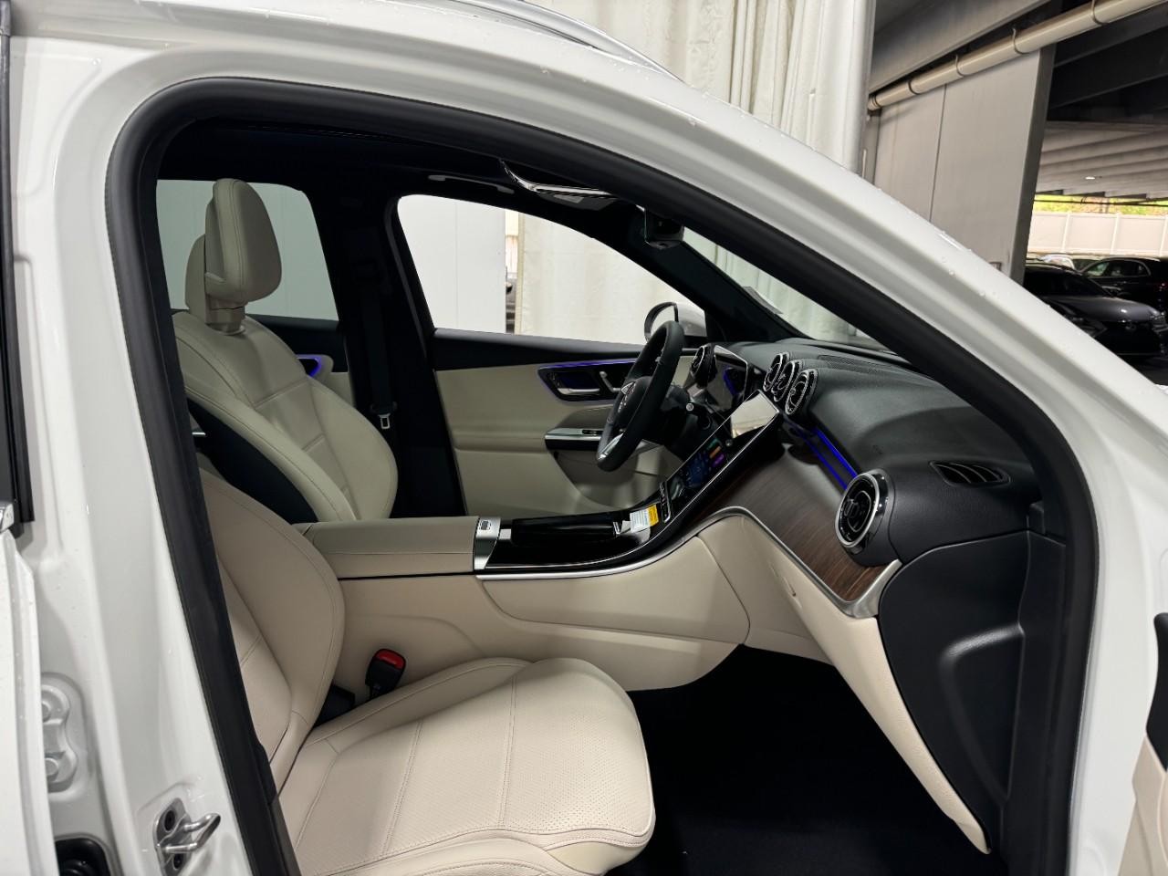 Mercedes-Benz GLC Vehicle Full-screen Gallery Image 17