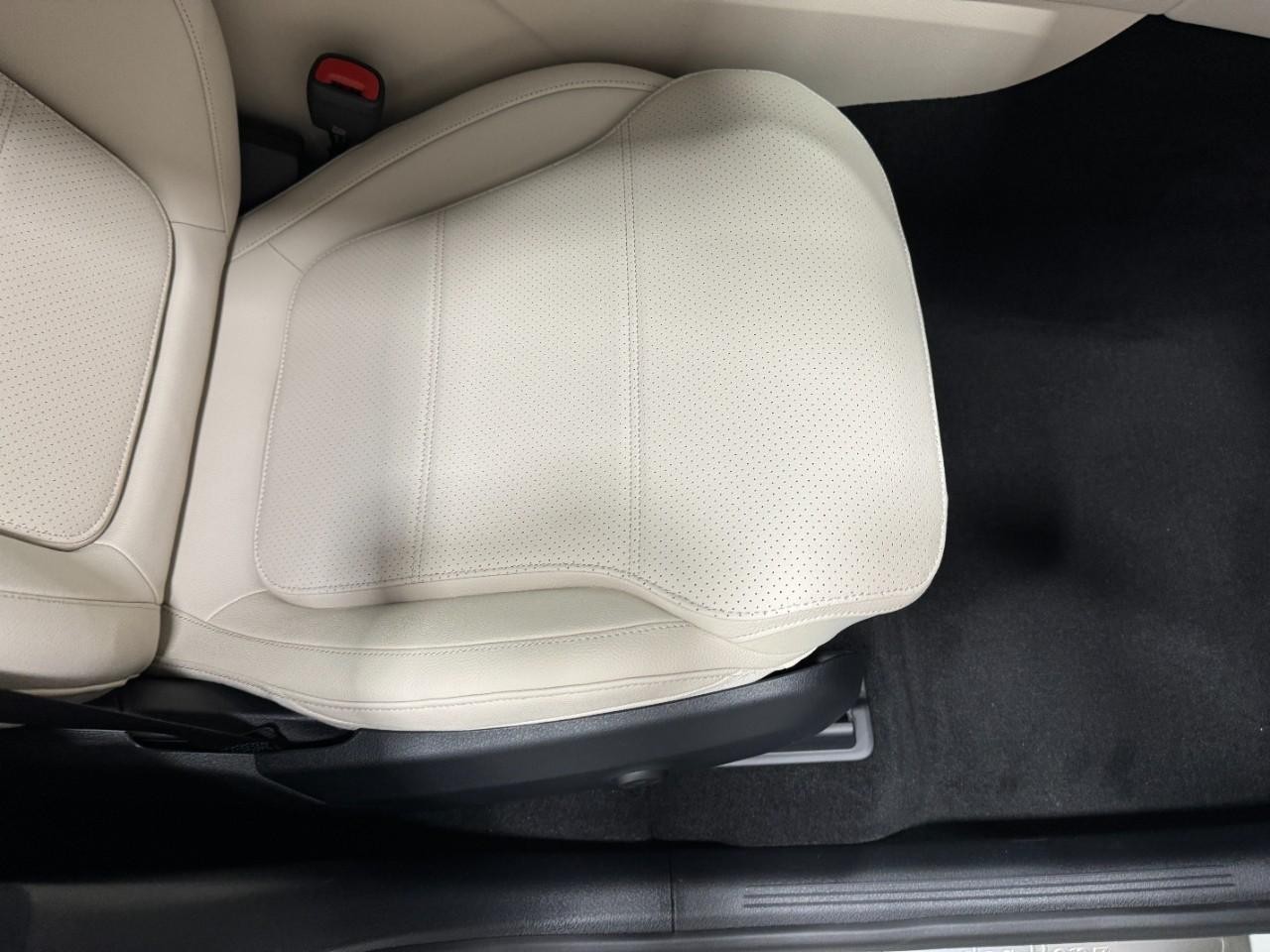 Mercedes-Benz GLC Vehicle Full-screen Gallery Image 18