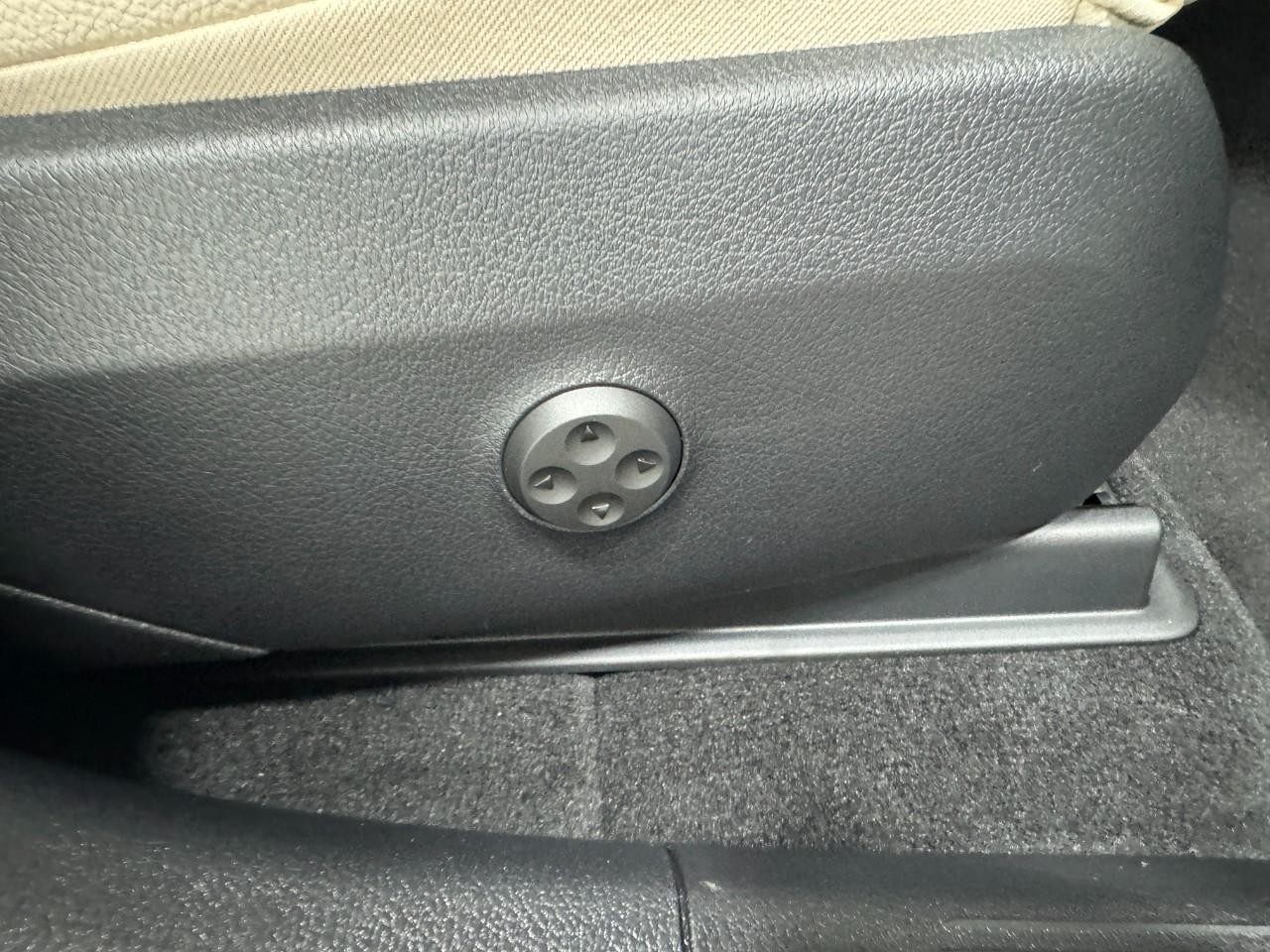 Mercedes-Benz GLC Vehicle Full-screen Gallery Image 19