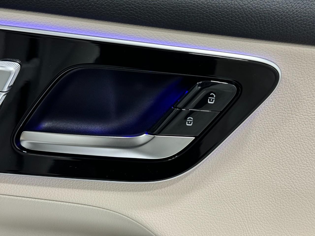 Mercedes-Benz GLC Vehicle Full-screen Gallery Image 21