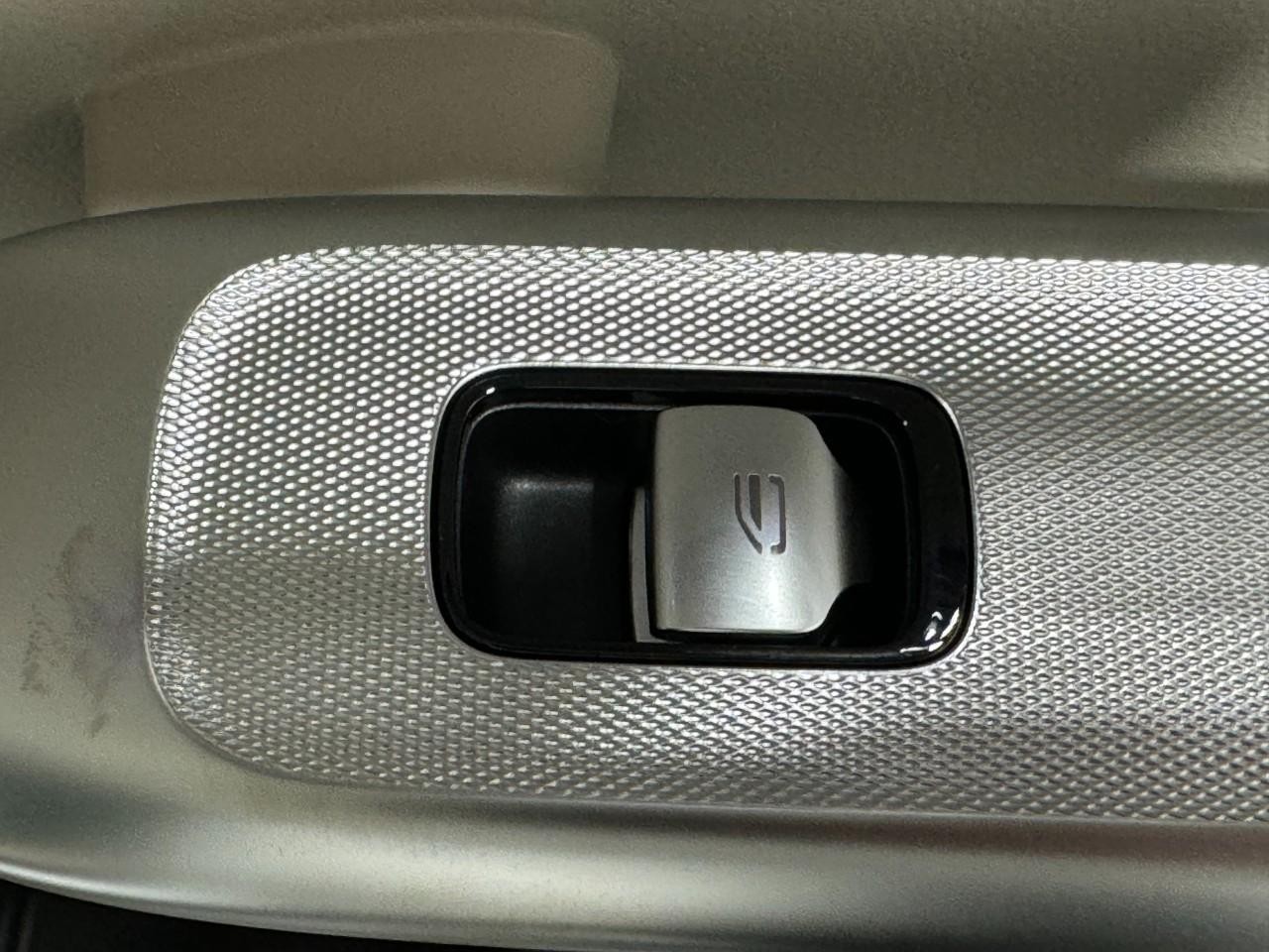 Mercedes-Benz GLC Vehicle Full-screen Gallery Image 22