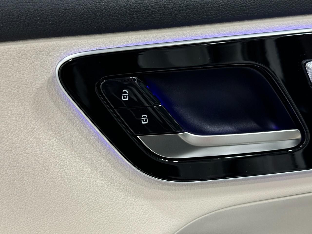 Mercedes-Benz GLC Vehicle Full-screen Gallery Image 24