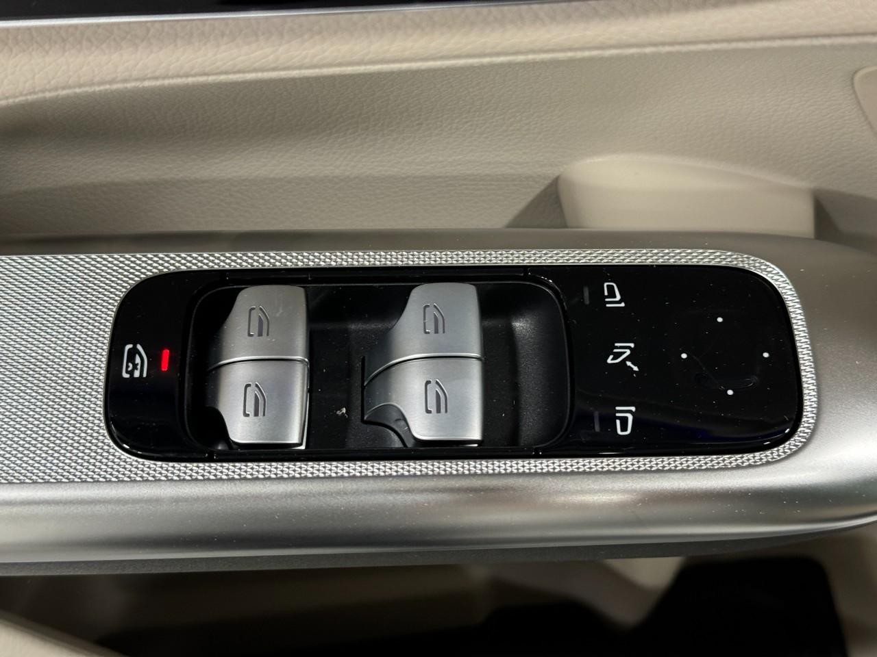 Mercedes-Benz GLC Vehicle Full-screen Gallery Image 25