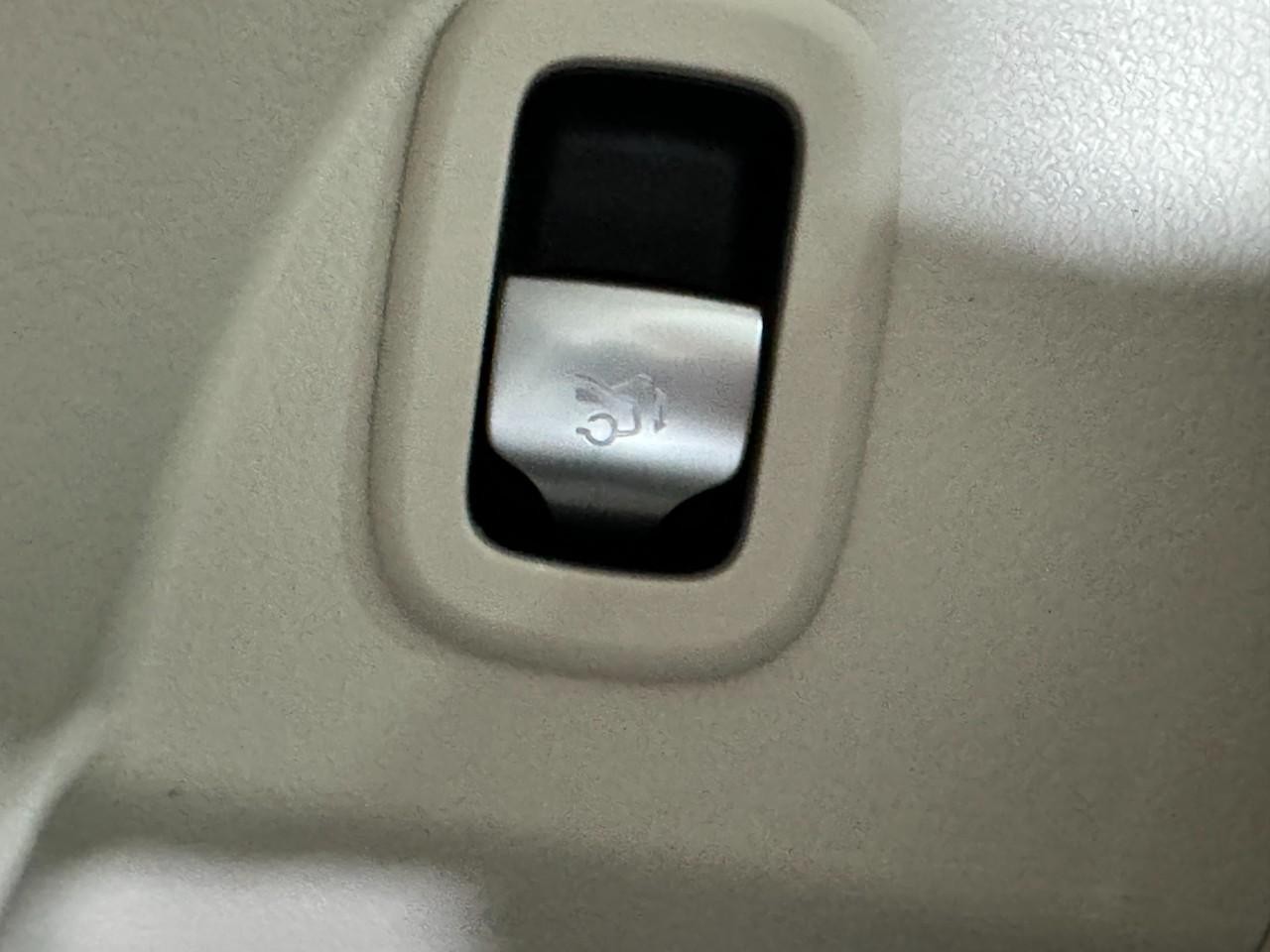 Mercedes-Benz GLC Vehicle Full-screen Gallery Image 26