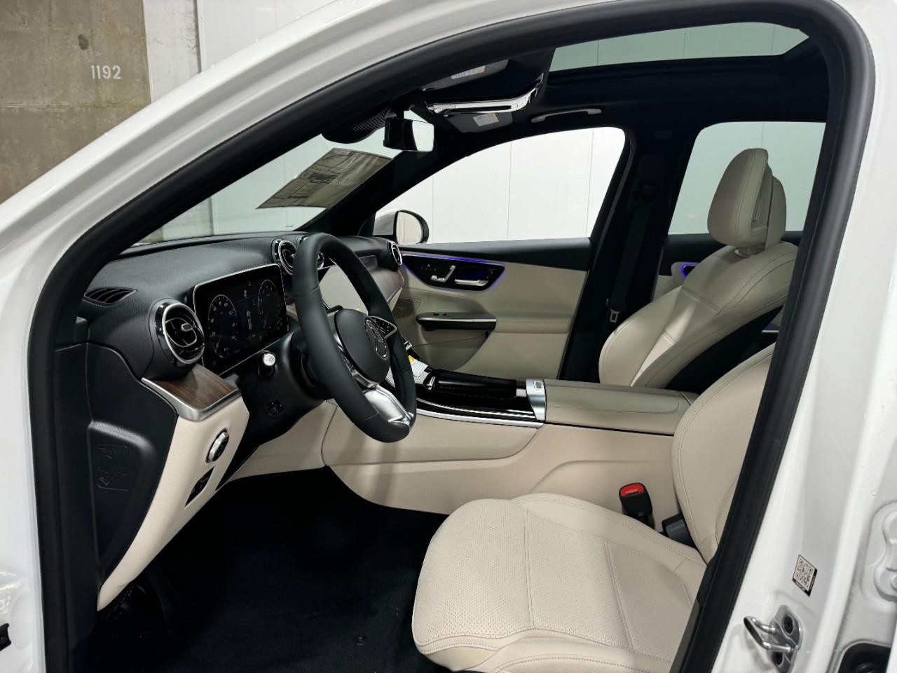 Mercedes-Benz GLC Vehicle Full-screen Gallery Image 27