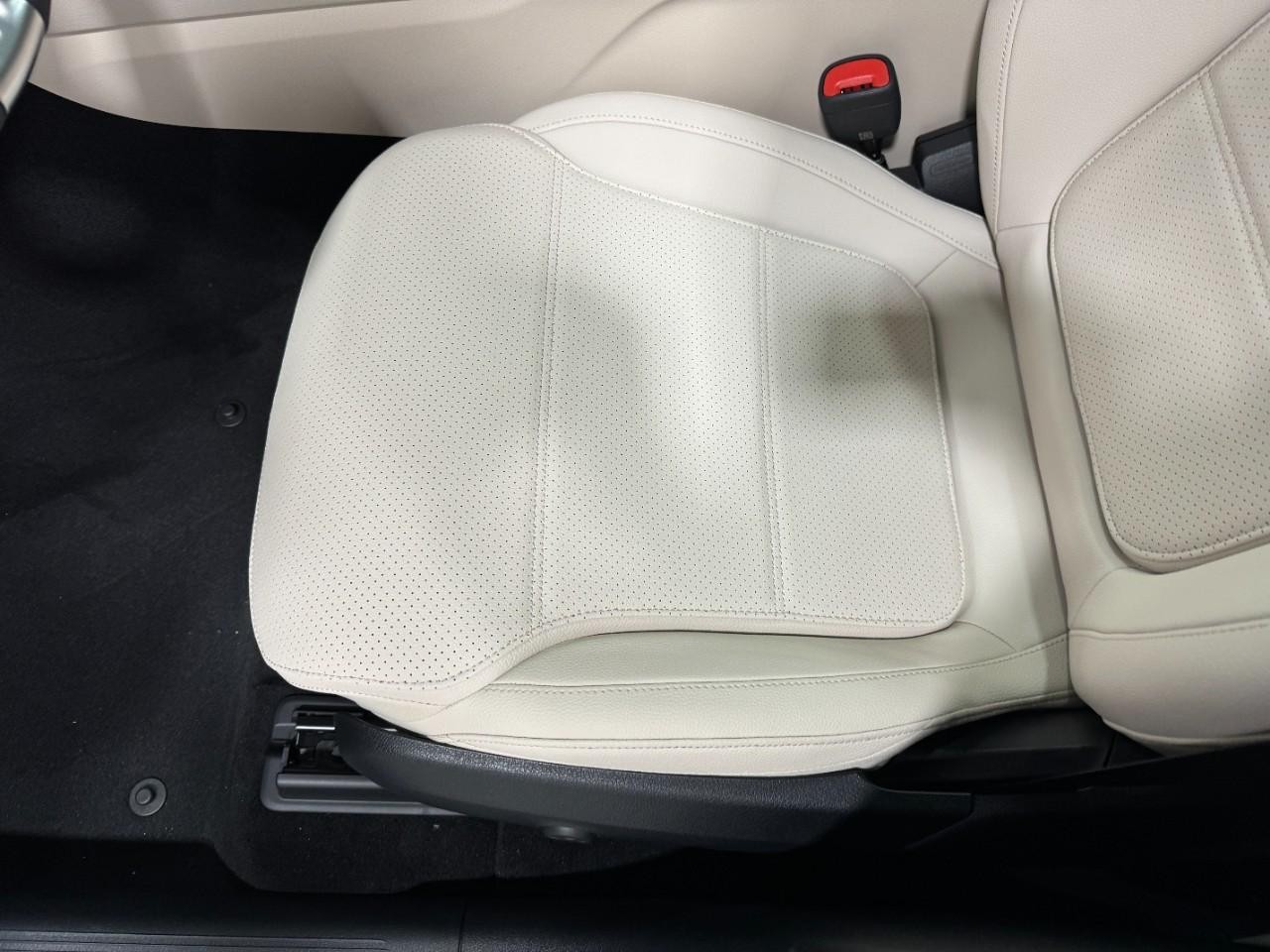 Mercedes-Benz GLC Vehicle Full-screen Gallery Image 28