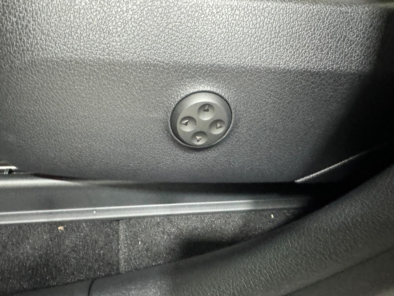 Mercedes-Benz GLC Vehicle Full-screen Gallery Image 29