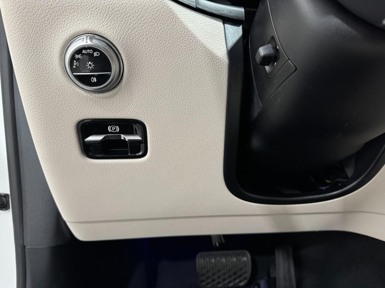 Mercedes-Benz GLC Vehicle Full-screen Gallery Image 30