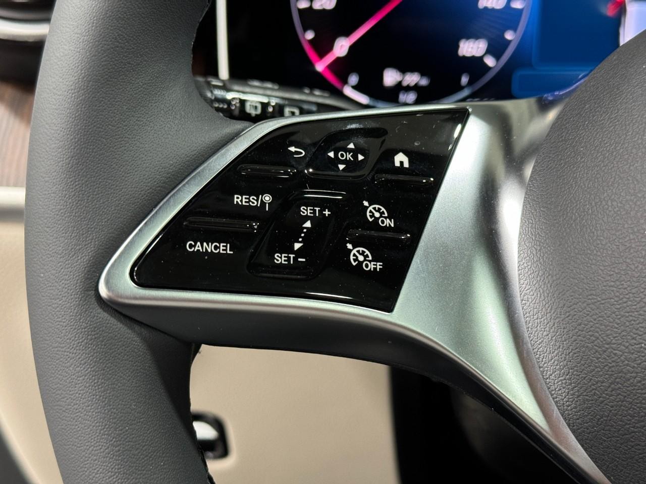 Mercedes-Benz GLC Vehicle Full-screen Gallery Image 31