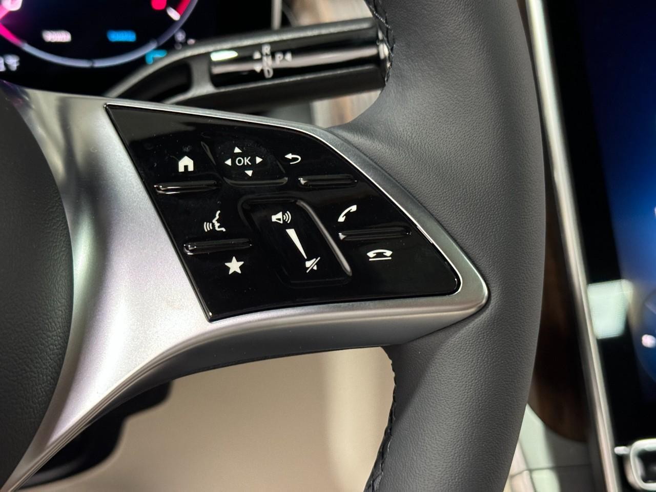 Mercedes-Benz GLC Vehicle Full-screen Gallery Image 32