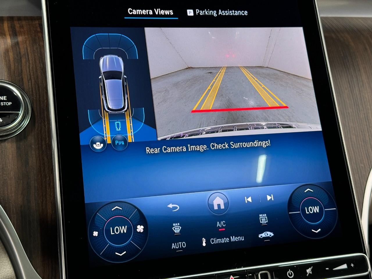 Mercedes-Benz GLC Vehicle Full-screen Gallery Image 35