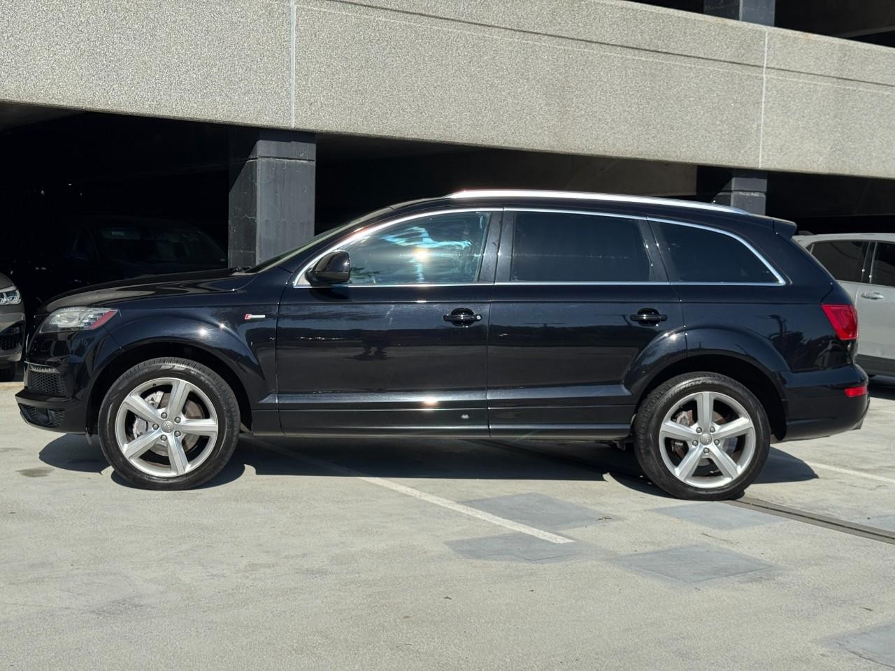 Audi Q7 Vehicle Full-screen Gallery Image 2