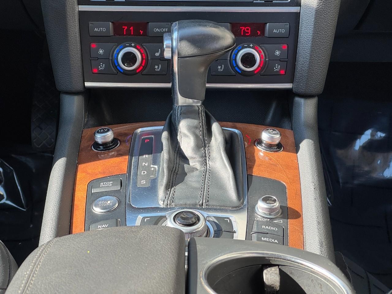 Audi Q7 Vehicle Full-screen Gallery Image 16