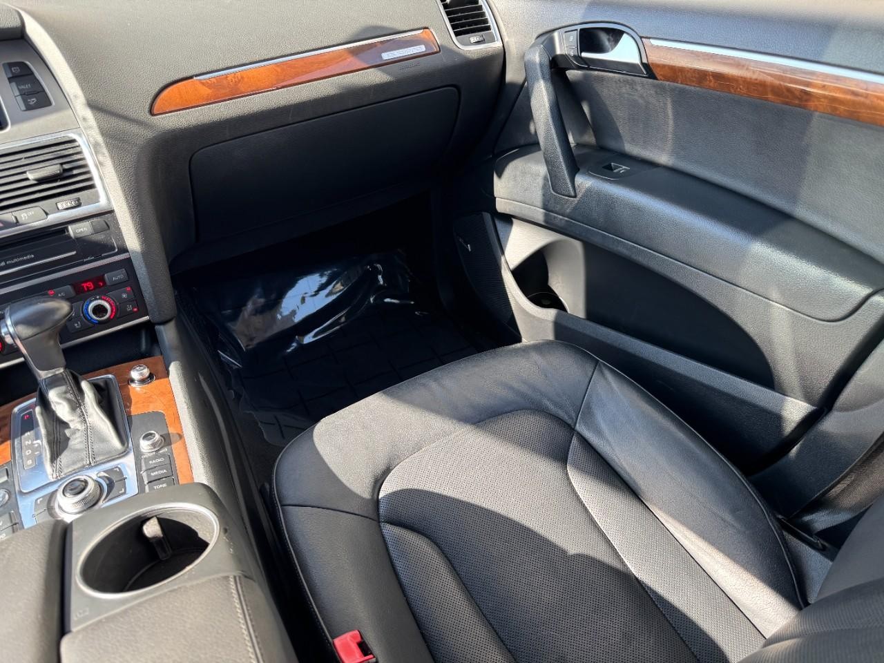 Audi Q7 Vehicle Full-screen Gallery Image 17