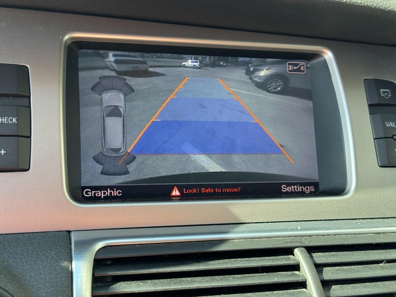 Audi Q7 Vehicle Full-screen Gallery Image 23